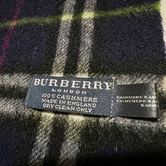 Burberry London 100% Cashmere Navy Plaid Scarf.Made in England - Picture 4 of 4